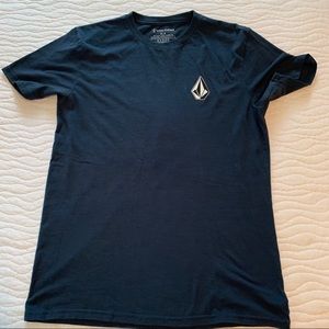 Mens M Volcom t-shirt.